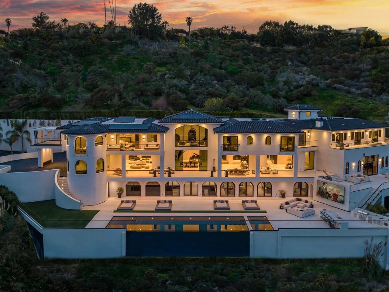 L.A Mega Mansion (8 bd, 20 ba)